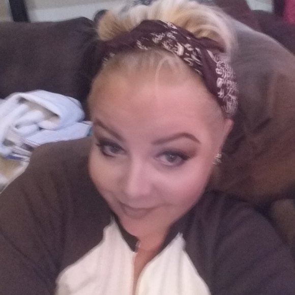 Meet your Posher, Laura Ann's Ambry - Picture 4 of 16